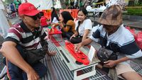 Main Dakon dan Atraksi Ular Ramaikan CFD di Surabaya