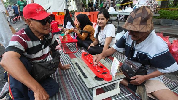 Main Dakon dan Atraksi Ular Ramaikan CFD di Surabaya