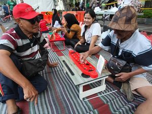 Main Dakon dan Atraksi Ular Ramaikan CFD di Surabaya Main Dakon dan Atraksi Ular Ramaikan CFD di Surabaya