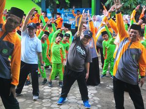 Momen Mendikdasmen-Santri Senam Bareng di Ponpes Salafiyah Al Hidayah Kudus