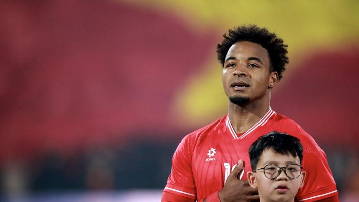 Vietnams Xuan Son Nguyen (L) sings the national anthem before the start of the 2024 ASEAN Electric Cup group B football match between Vietnam and Myanmar at the Viet Tri stadium in Phu Tho province on December 21, 2024. (Photo by Lam THOA / AFP)