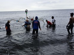 Perahu Terbalik Dihantam Ombak, Nelayan Minta Bantuan Pakai Live Facebook