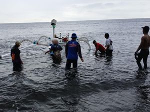 Perahu Terbalik Dihantam Ombak, Nelayan Minta Bantuan Pakai Live Facebook Perahu Terbalik Dihantam Ombak, Nelayan Minta Bantuan Pakai Live Facebook