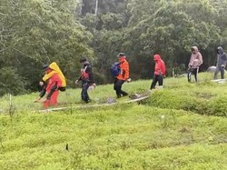 Tim SAR Evakuasi Pendaki yang Cedera Terpeleset di Pos 8 Gunung Lompobattang