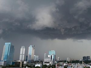 Penampakan Mendung Hitam Menggelayut di Langit Jakarta Penampakan Mendung Hitam Menggelayut di Langit Jakarta