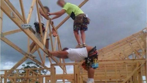 Deretan Aksi Pekerja yang Menantang Maut, Jangan Tiru!