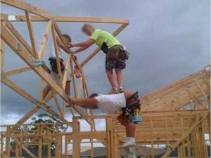 Deretan Aksi Pekerja yang Menantang Maut, Jangan Tiru!