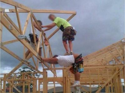 Deretan Aksi Pekerja yang Menantang Maut, Jangan Tiru!