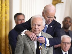 Video: Joe Biden Beri Medal of Freedom untuk Sederet Aktor hingga Musisi