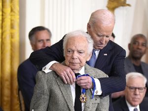 Video: Joe Biden Beri Medal of Freedom untuk Sederet Aktor hingga Musisi Video: Joe Biden Beri Medal of Freedom untuk Sederet Aktor hingga Musisi