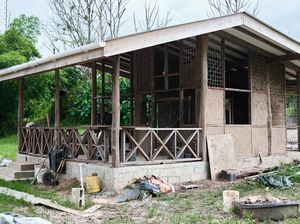 Tak Pakai Beton, Rumah di Daerah Ini Dibangun Pakai Tanah Liat-Barang Bekas Tak Pakai Beton, Rumah di Daerah Ini Dibangun Pakai Tanah Liat-Barang Bekas