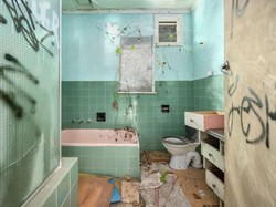 Terbengkalai 3 Dekade, Rumah Penuh Bahaya Ini Mendadak Jadi Rebutan