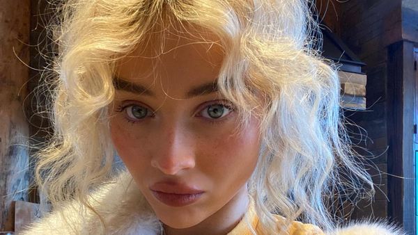 Penampilan Langka Sabrina Carpenter Tanpa Makeup & Hair Do, Bikin Pangling