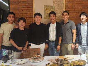 Momen Shin Tae-yong Makan Malam Bareng Pemain dan Pelatih