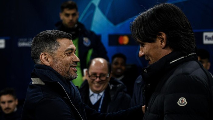 MILAN, ITALY - FEBRUARY 22: Head coach of FC Porto, Sergio Conceicao (L) greets head coach of FC Internazionale, Simone Inzaghi (R) ahead of the UEFA Champions League Round of 16 leg one football match between FC Internazionale and FC Porto at San Siro Stadium in Milan, Italy on February 22, 2023. (Photo by Piero Cruciatti/Anadolu Agency via Getty Images)