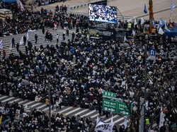 Ribuan Warga Pro-Kontra Presiden Korsel Gelar Demo Tandingan di Seoul
