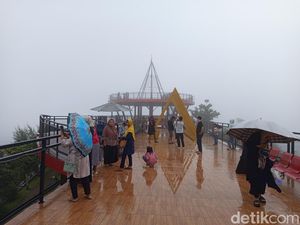 Cuaca Berkabut Bikin Ketep Pass Magelang Makin Syahdu