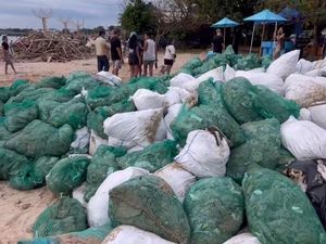 70 Ton Sampah Plastik Terkumpul dari Pantai Kedonganan 70 Ton Sampah Plastik Terkumpul dari Pantai Kedonganan