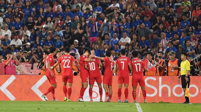 BANGKOK, THAILAND - JANUARY 05: Vietnam players celebrates after scoring the teams second goal during the ASEAN Mitsubishi Electric Cup 2024 Final second leg match between Thailand and Vietnam at Rajamangala National Stadium on January 05, 2025 in Bangkok, Thailand. (Photo by Apinya Rittipo/Getty Images)