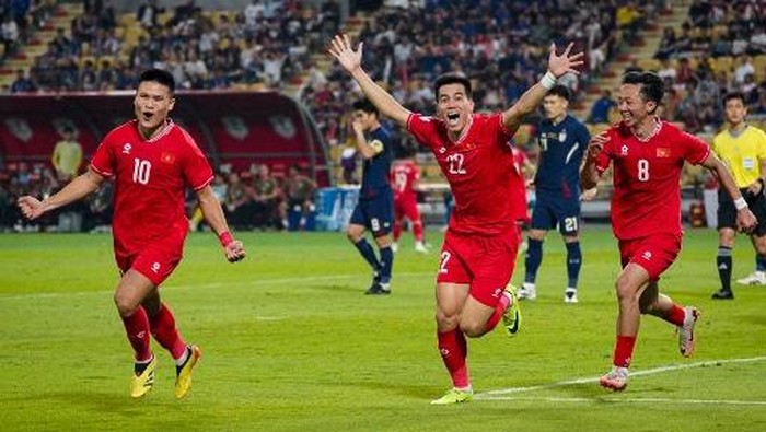(L-R) Vietnams forward Tuan Hai Pham, Vietnams forward Tien Linh Nguyen and Vietnams forward Ngoc Quang Chau celebrate after a goal during the 2024 ASEAN Electric Cup final second leg football match between Thailand and Vietnam at the Rajamangala National Stadium in Bangkok on January 5, 2025. (Photo by Chanakarn LAOSARAKHAM / AFP)