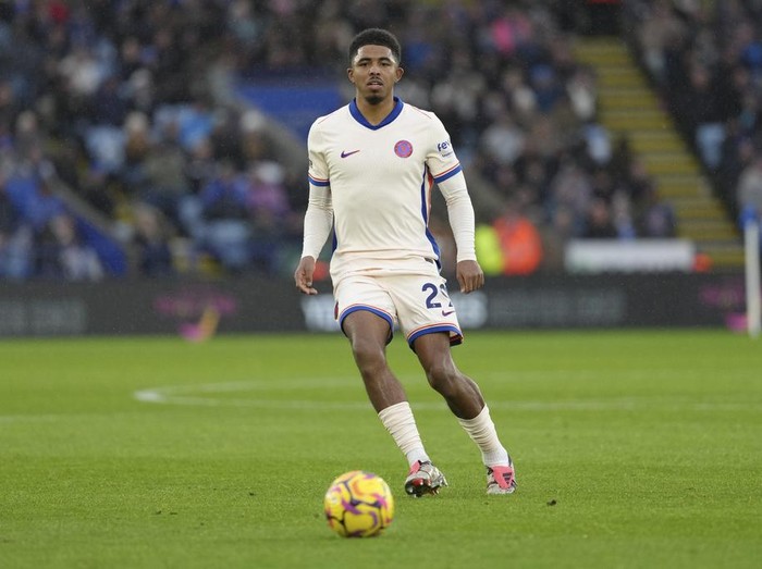 Chelsea's Wesley Fofana chases the ball during the English Premier League soccer match between Leicester City and Chelsea at King Power stadium in Leicester, England, Saturday, Nov. 23, 2024. (AP Photo/Dave Shopland)