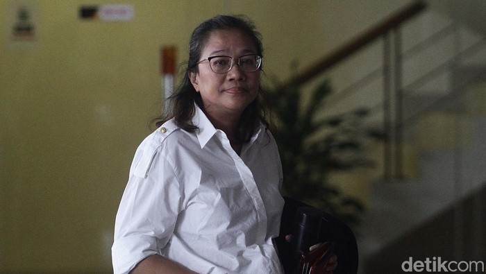 Agustiani Tio Diperiksa KPK Terkait Kasus Hasto Mantan terpidana permasalahan suap penggantian antarwaktu (PAW) anggota dewan perwakilan rakyat Agustiani Tio Fridelina berlangsung untuk menjalani investigasi di Gedung Merah Putih KPK, Jakarta, Senin (6/1/2025).