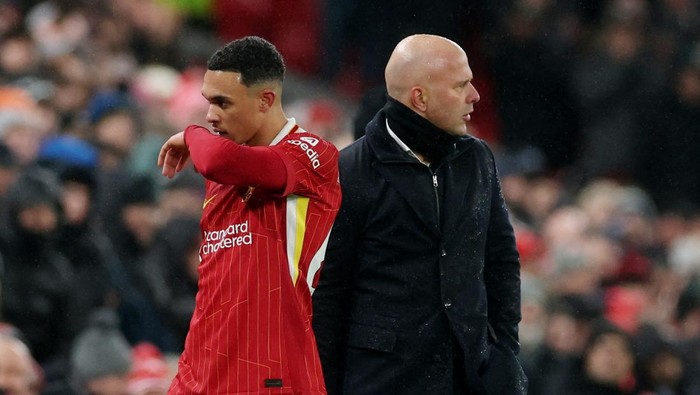 Soccer Football - Premier League - Liverpool v Manchester United - Anfield, Liverpool, Britain - January 5, 2025 Liverpools Trent Alexander-Arnold and manager Arne Slot after the match REUTERS/Phil Noble EDITORIAL USE ONLY. NO USE WITH UNAUTHORIZED AUDIO, VIDEO, DATA, FIXTURE LISTS, CLUB/LEAGUE LOGOS OR LIVE SERVICES. ONLINE IN-MATCH USE LIMITED TO 120 IMAGES, NO VIDEO EMULATION. NO USE IN BETTING, GAMES OR SINGLE CLUB/LEAGUE/PLAYER PUBLICATIONS. PLEASE CONTACT YOUR ACCOUNT REPRESENTATIVE FOR FURTHER DETAILS..