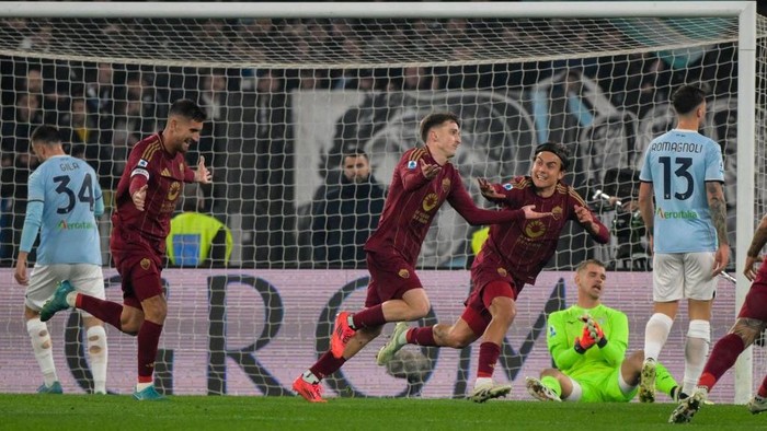 ROME, ITALY - JANUARY 05: Alexis Saelemaekers of AS Roma celebrates after scoring goal 2-0 during the Serie A match between AS Roma and SS Lazio at Stadio Olimpico on January 05, 2025 in Rome, Italy. (Photo by Silvia Lore/Getty Images)