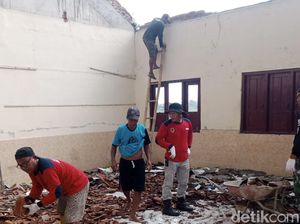 Bruk! Atap Ruangan SDN 2 Pundungsari Klaten Ambrol