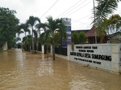 Banjir Bandang di Tuban Hampir Seret Pemotor Perempuan Masuk Sungai