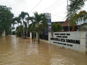 Banjir Bandang di Tuban Hampir Seret Pemotor Perempuan Masuk Sungai Banjir Bandang di Tuban Hampir Seret Pemotor Perempuan Masuk Sungai