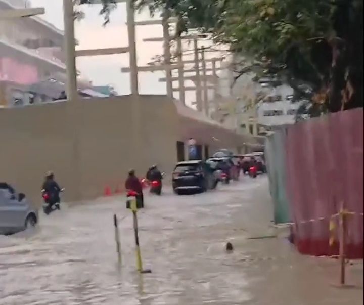 Banjir merendam potongan bawah overpass Stasiun Kereta Api Medan (Dok. Istimewa)