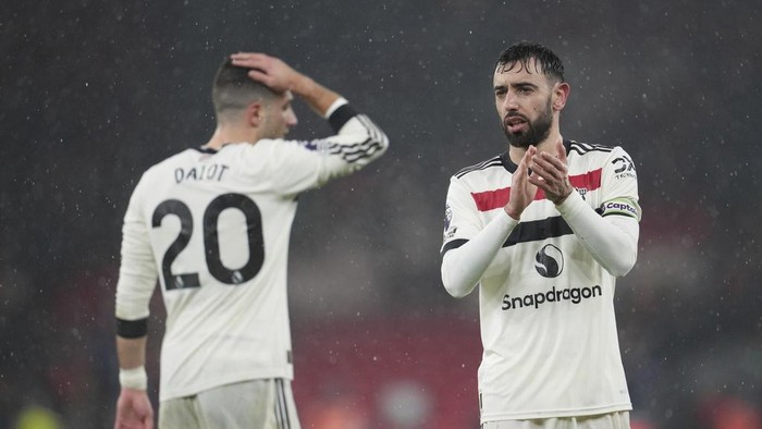 Manchester Uniteds Bruno Fernandes reacts at the end of the English Premier League soccer match against Liverpool at the Anfield stadium in Liverpool, England, Sunday, Jan. 5, 2025. The match ended in a 2-2 draw. (AP Photo/Jon Super)
