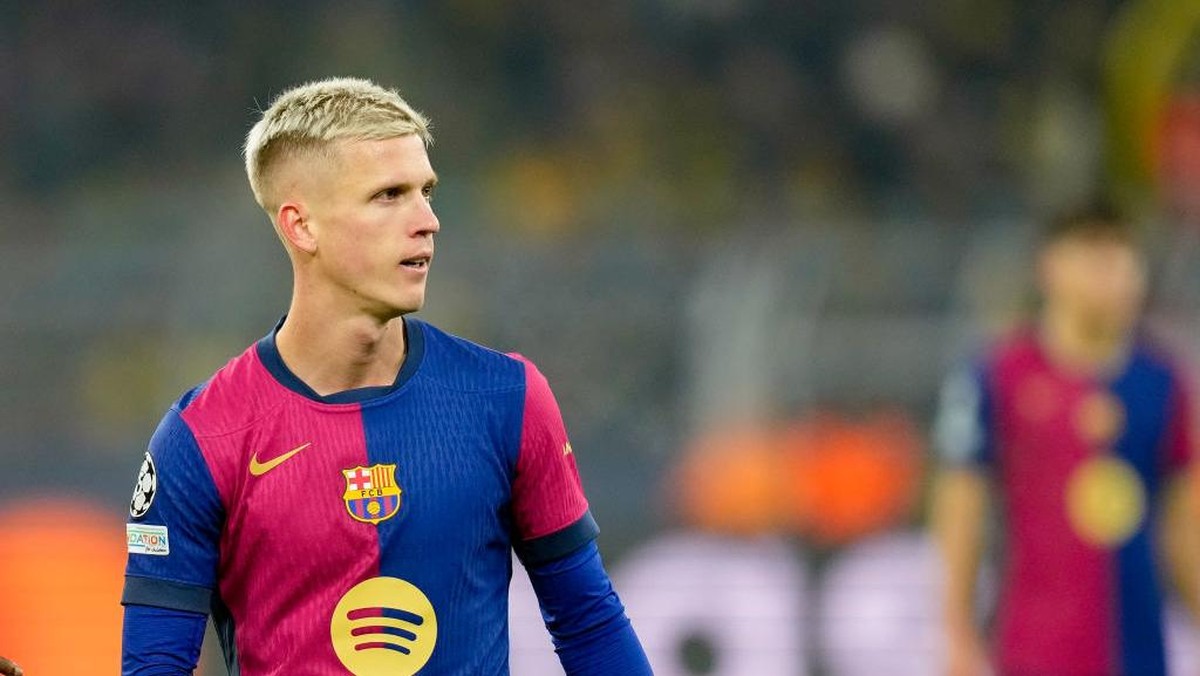 Dani Olmo sempat berbincang dengan Luis Diaz, yang sedang dipantau Barcelona. (Foto: DeFodi Images via Getty Images/DeFodi Images)