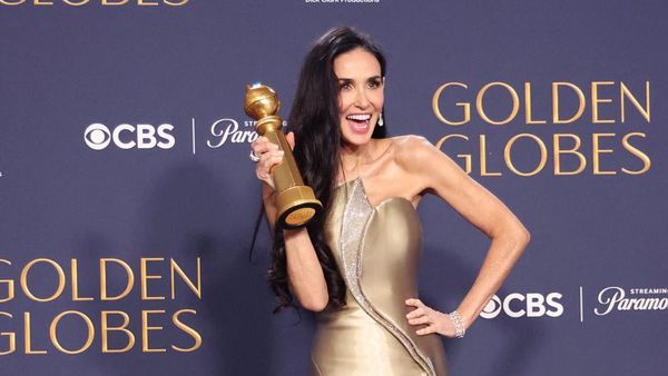 Senyum Bahagia Demi Moore Setengah Abad Nantikan Piala