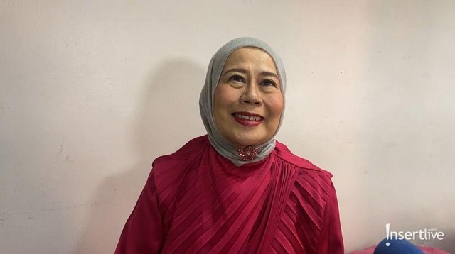 Berita Seputar Selebriti Insertlive Terkini : Hanya Bisa Lihat Pakai Satu Mata dan Enggan Operasi Lasik, Alasan Dewi Yull Bikin Haru