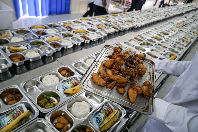 Petugas dapur menyiapkan menu makan siang untuk didistribusikan ke sekolah-sekolah pada Program Makan Bergizi Gratis (MBG) oleh Satuan Pelayanan Pemenuhan Gizi (SPPG) di Lanud Adi Soemarmo, Karanganyar, Jawa Tengah, Senin (6/1/2025). Pemerintah mulai hari ini mengoperasikan 190 satuan pemenuhan pelayanan gizi (SPPG) atau dapur MPG yang tersebar di 26 provinsi  dan berharap target 937 dapur MBG dapat tercapai pada akhir Januari 2025. ANTARA FOTO/Mohammad Ayudha/nz.
