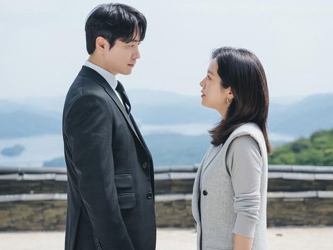 Han Ji-min dan Lee Joon-hyuk dalam drama Korea Love Scout (2025). (SBS)