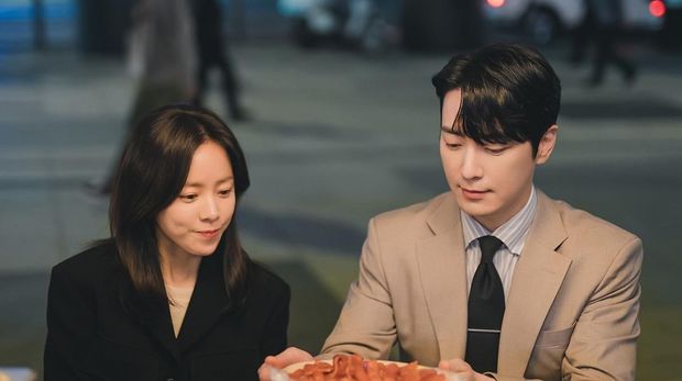 Han Ji-min dan Lee Joon-hyuk dalam drama Korea Love Scout (2025). (SBS)