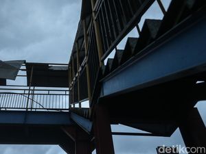 Duh, Atap JPO di Kranji Bikin Bahaya Warga Duh, Atap JPO di Kranji Bikin Bahaya Warga