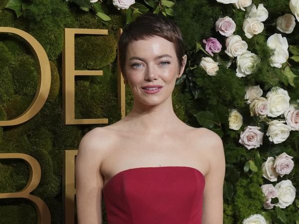 5 Gaya Emma Stone Tampil Fresh dengan Rambut Pixie Cut di Golden Globes 2025