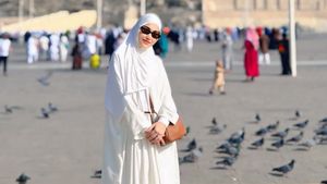 7 Foto Ayu Ting Ting Pakai Hijab dan Dress Putih saat Umrah Bersama Keluarga