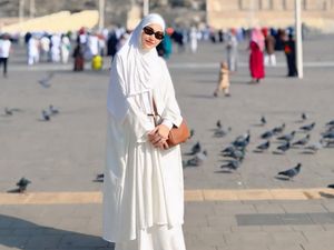 7 Foto Ayu Ting Ting Pakai Hijab dan Dress Putih saat Umrah Bersama Keluarga 7 Foto Ayu Ting Ting Pakai Hijab dan Dress Putih saat Umrah Bersama Keluarga