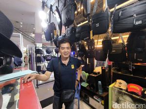 Kisah Pedagang PGC Bertahan di Tengah Gempuran Belanja Online Kisah Pedagang PGC Bertahan di Tengah Gempuran Belanja Online