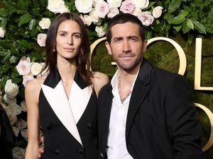 Penampilan Langka Jake Gyllenhall Bawa Pacar di Golden Globes, Bergaya Kembar Penampilan Langka Jake Gyllenhall Bawa Pacar di Golden Globes, Bergaya Kembar