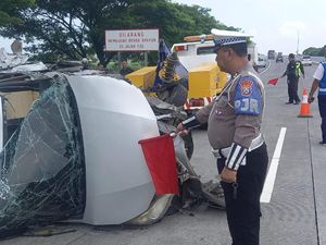 Avanza Tabrak Truk Boks di Tol Gempas, 3 Orang Luka Avanza Tabrak Truk Boks di Tol Gempas, 3 Orang Luka