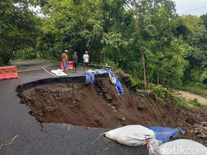 Jalan Sentolo-Nanggulan Longsor Kini Ditutup Total, Ini Alternatifnya Jalan Sentolo-Nanggulan Longsor Kini Ditutup Total, Ini Alternatifnya