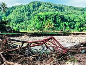 Kala Pelajar Sukabumi Berenang gegara Jembatan Hancur Diterjang Banjir Kala Pelajar Sukabumi Berenang gegara Jembatan Hancur Diterjang Banjir
