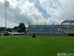 Atap Tribun VIP Stadion BJ Habibie Parepare Mulai Dipasang, Rumput Kian Subur
