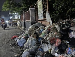 Lahan Lelang di Surabaya Jadi TPS Dadakan, Warga Keluhkan Bau Tak Sedap